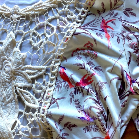 2/$10 ♥️ Suzy Shier Bird Top - Picture 2 of 5